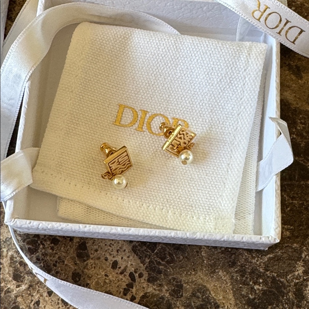 Christian Dior miss dior logo pierced earrings gold pearl drop - Picture 6 of 6